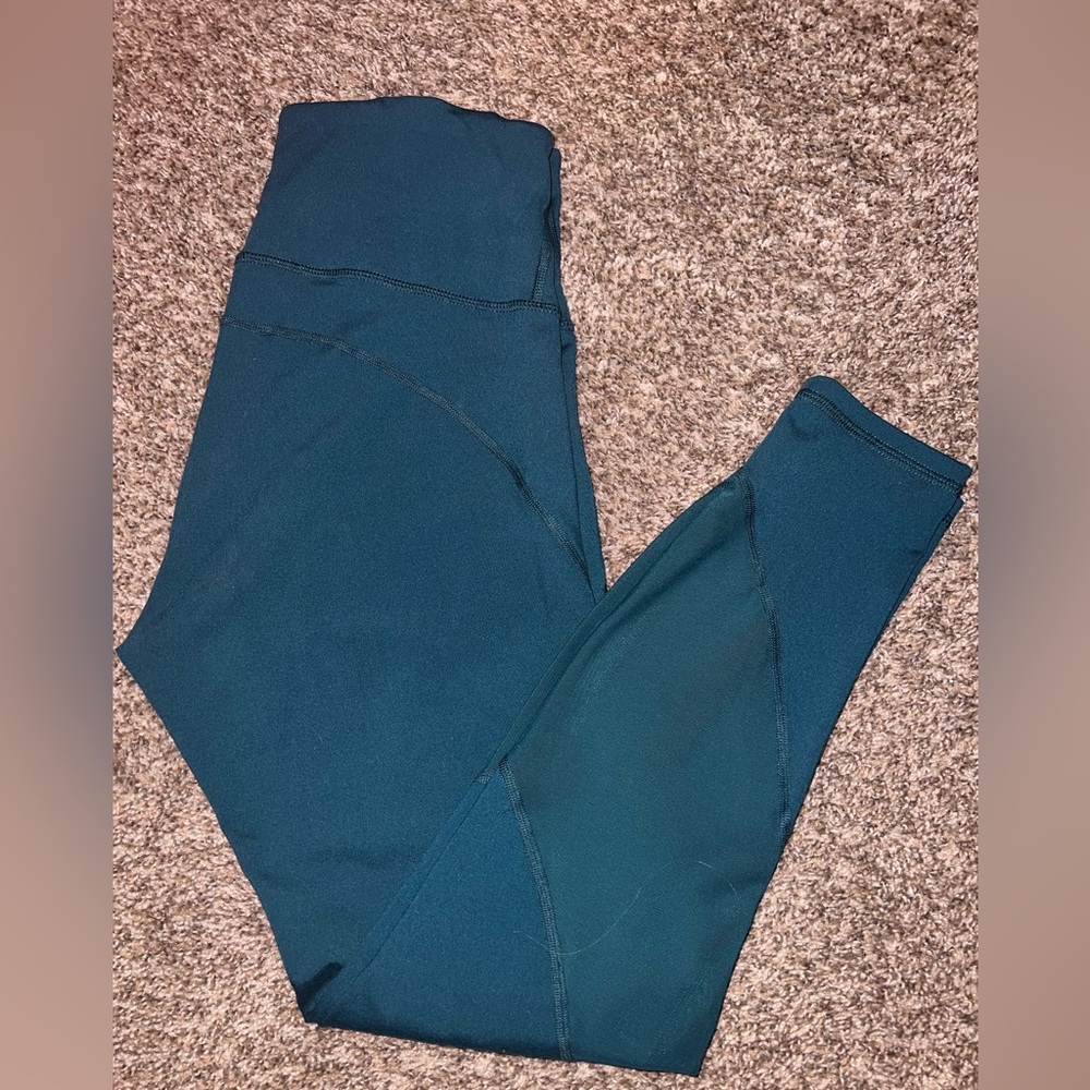 Women’s Old Navy Active Elevate Leggings w/side Mesh; Size M; Good Condition.